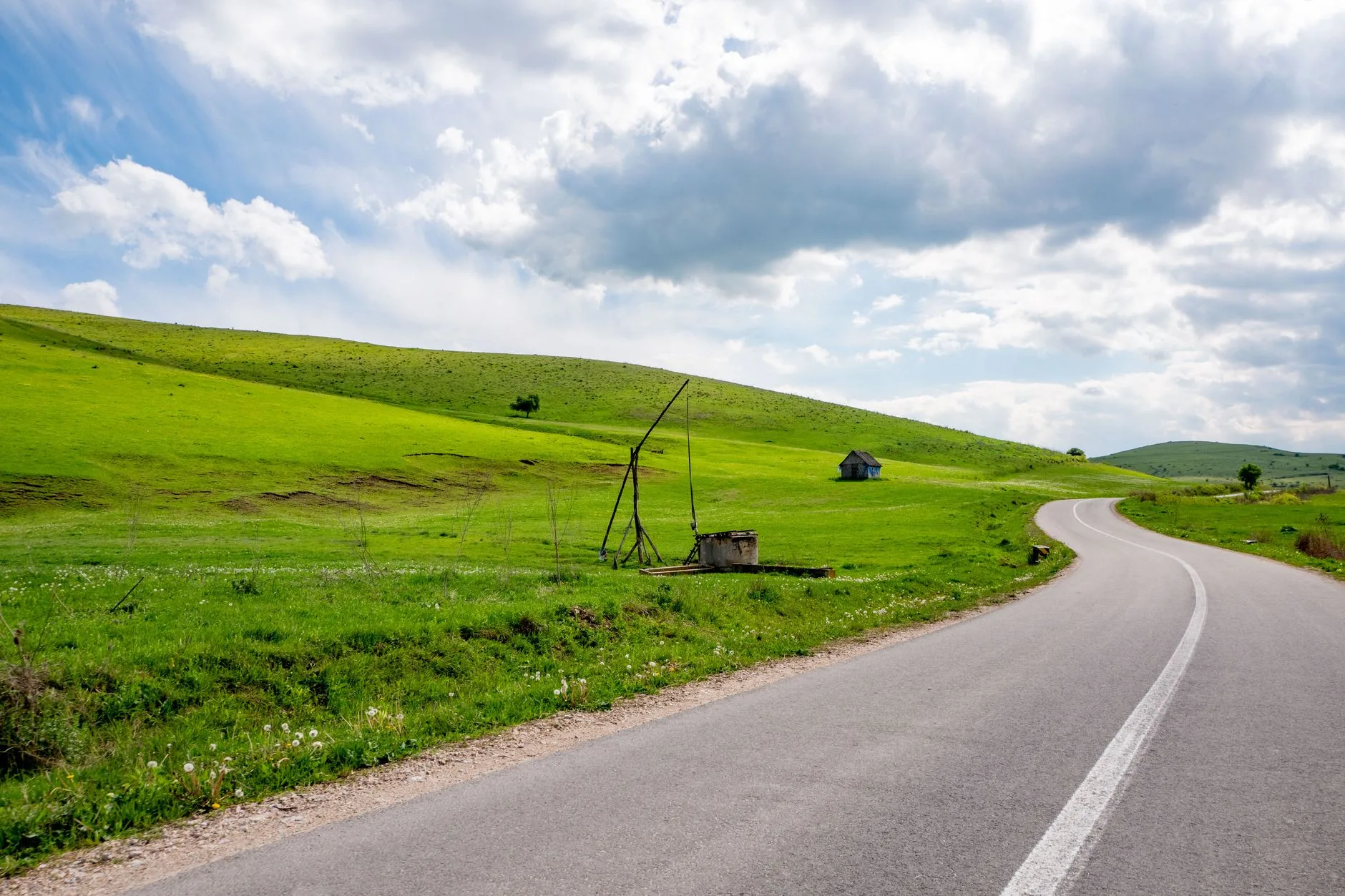 Route de campagne au Pays basque entre collines vertes